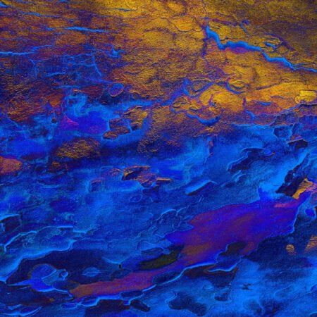 Lawa - fotografika - abstrakcyjna wizja płynącej lawy w kolorach złota i granatu