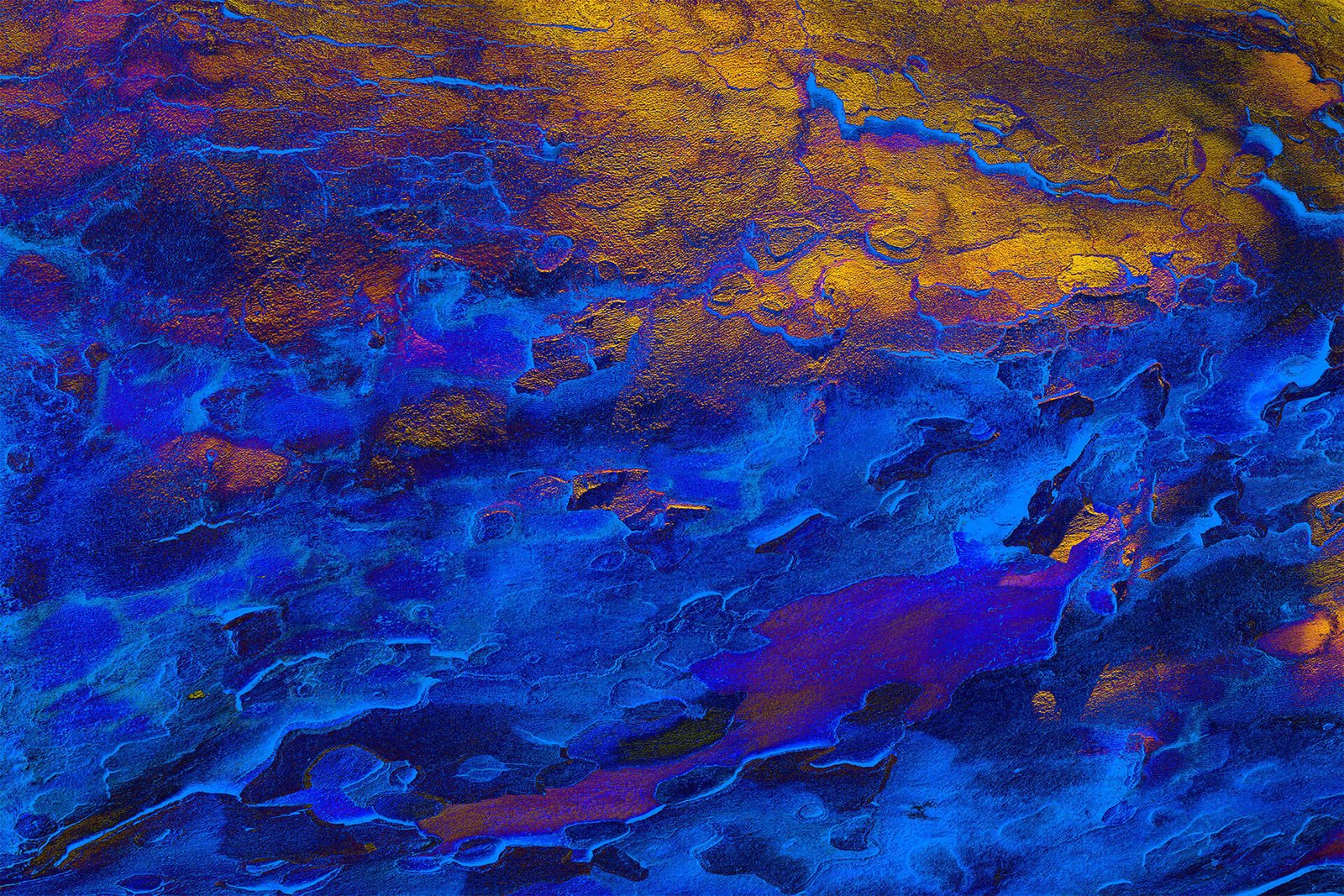 Lawa - fotografika - abstrakcyjna wizja płynącej lawy w kolorach złota i granatu