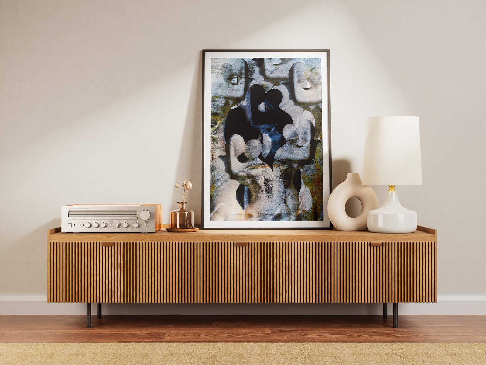 Ale mamy siebie by Ryszard Filipowicz mockup, obraz stojący na komodzie obok radioodbiornika i lampy