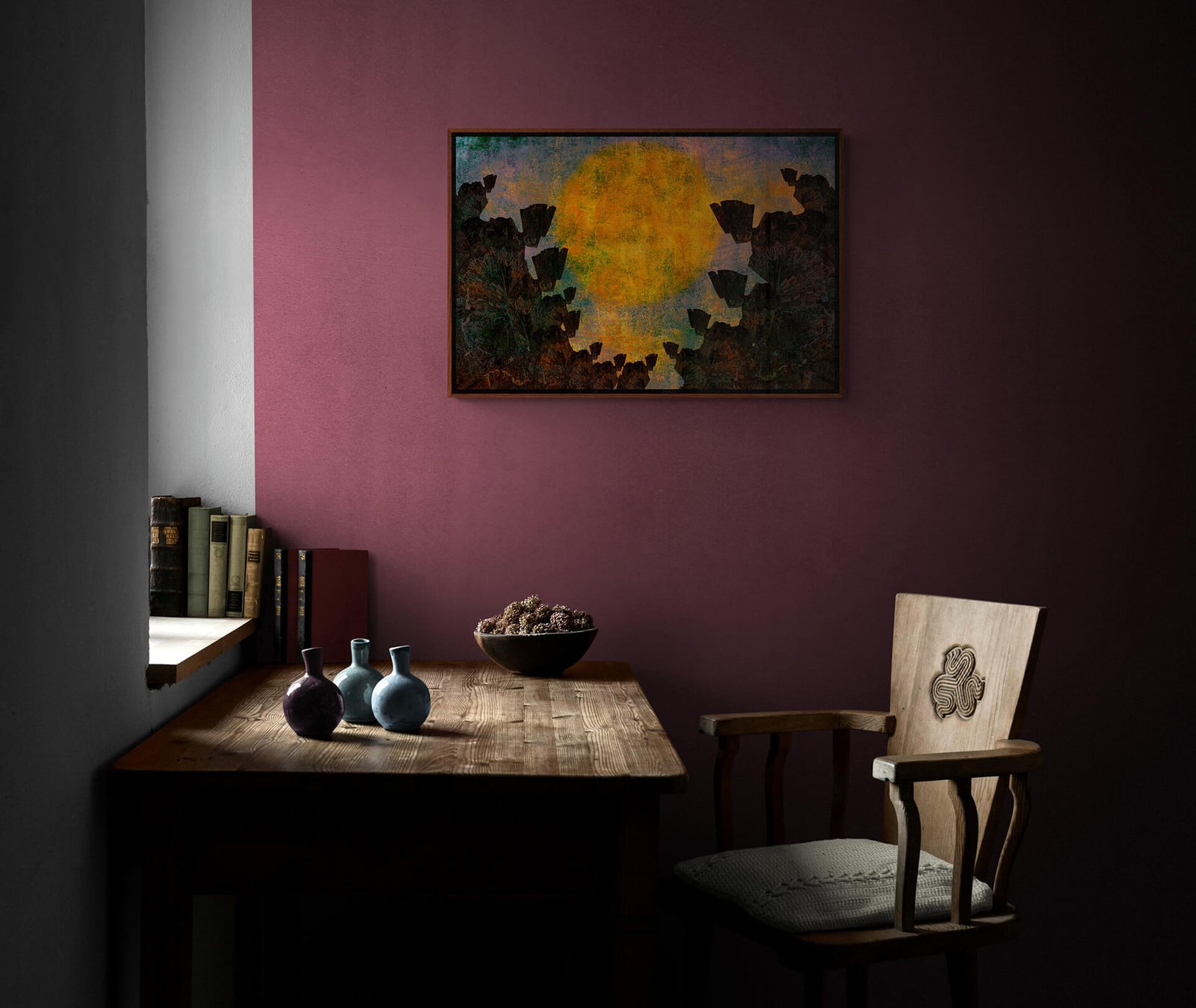 Areopag by Ryszard Filipowicz mockup, obraz wiszący na bordowej ścianie w pokoju ze staromodnym drewnianym biurkiem i starym krzesłem z rzeźbionym oparciem, na parapecie okna leżą starodruki.