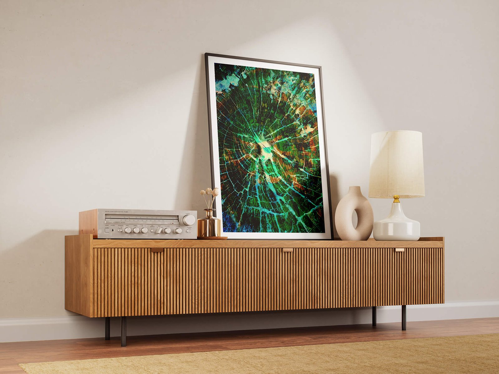 Green net by Ryszard Filipowicz mockup, obraz stojący na komodzie obok radioodbiornika i lampy