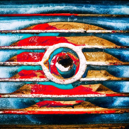 Iron eye - fotografika Fragment starej pordzewiałej maszyny – radiatora.