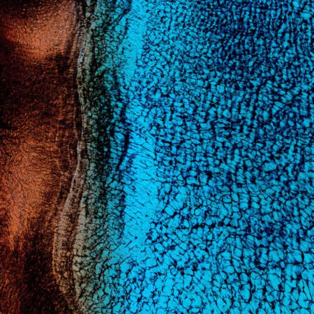 Kołobrzeg is cool! fotografika - Abstrakcyjny obraz ukazujący zderzenie dwóch żywiołów: chłodnej wody i gorącego piasku.