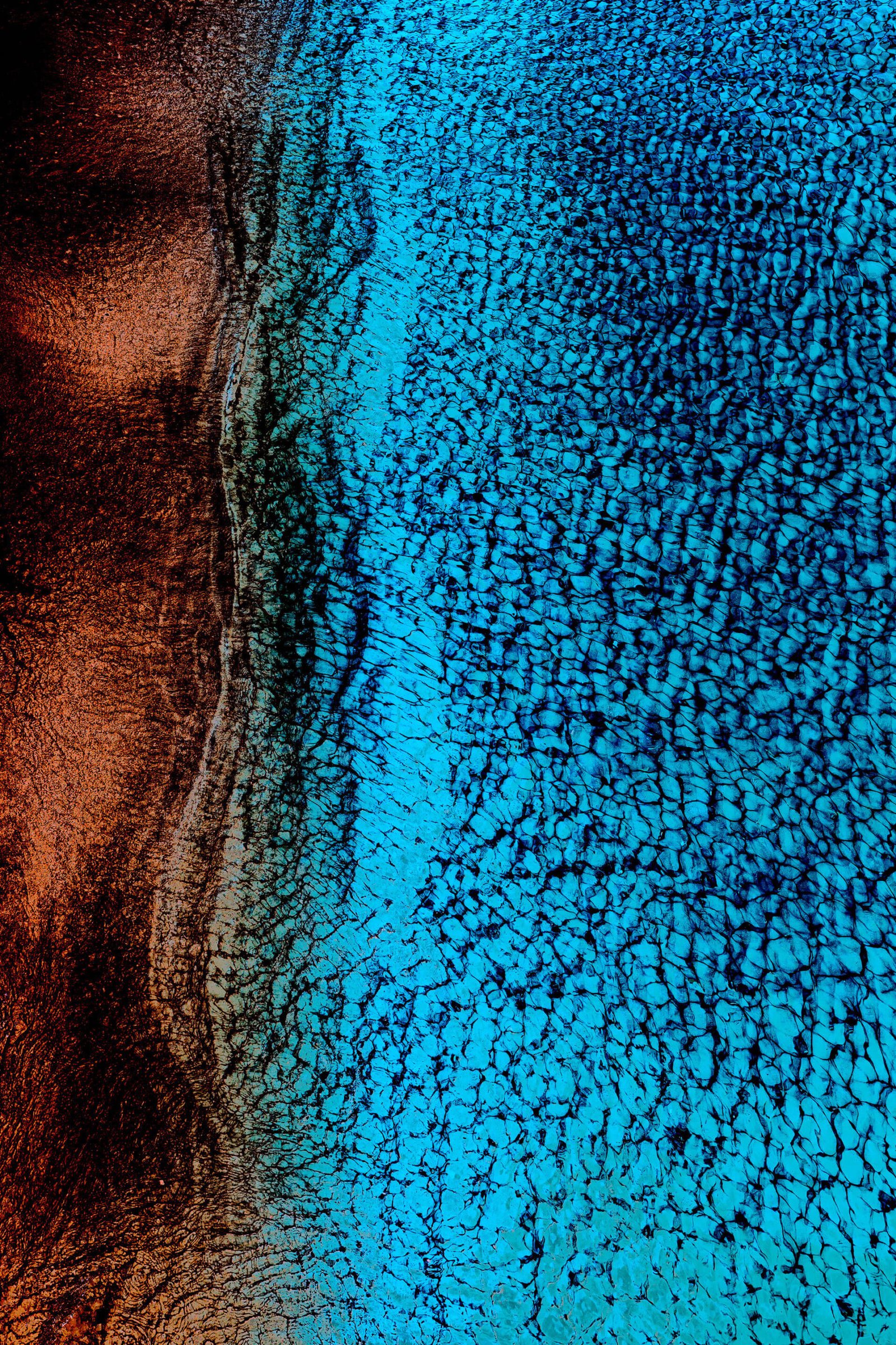 Kołobrzeg is cool! fotografika - Abstrakcyjny obraz ukazujący zderzenie dwóch żywiołów: chłodnej wody i gorącego piasku.