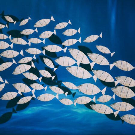 Ławica - fotografika Dziesiątki uproszczonych graficznie ryb, poruszają się w jednym kierunku