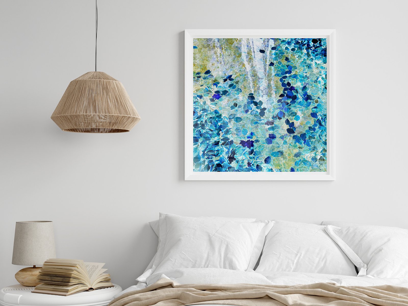 Monet by Ryszard Filipowicz mockup, obraz wiszący na białej ścianie nad dużym łóżkiem w sypialni