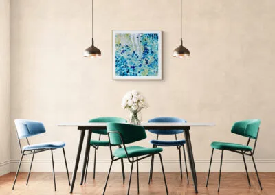 Monet by Ryszard Filipowicz mockup, obraz wiszący na ścianie w jadalni z eleganckim stołem i delikatnymi krzesłami i wazonem z białymi różami.