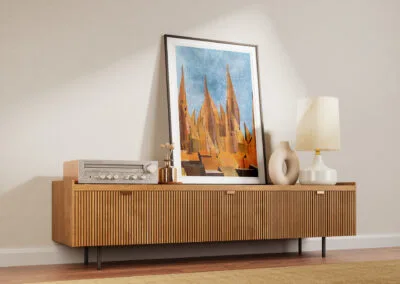 Old Town by Ryszard Filipowicz mockup, obraz stojący na komodzie obok radioodbiornika i lampy