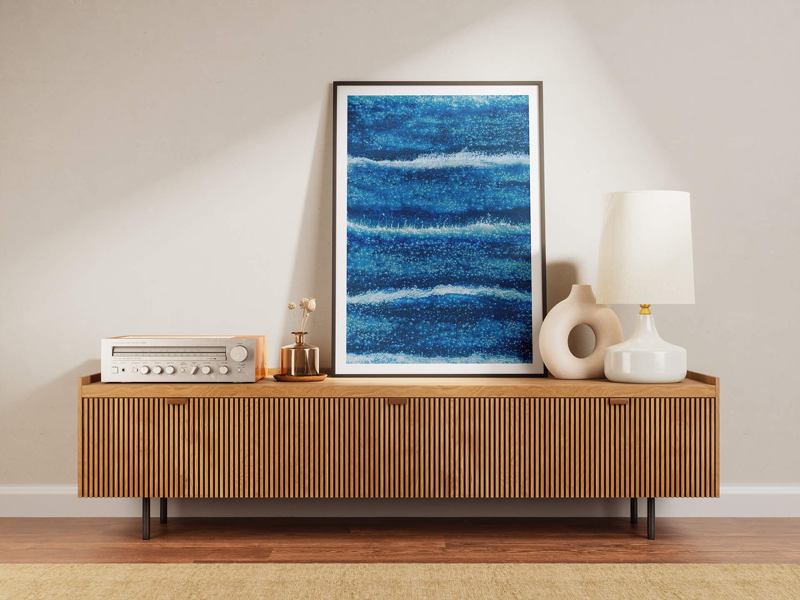 Ostsee by Ryszard Filipowicz mockup, obraz stojący na komodzie obok radioodbiornika i lampy