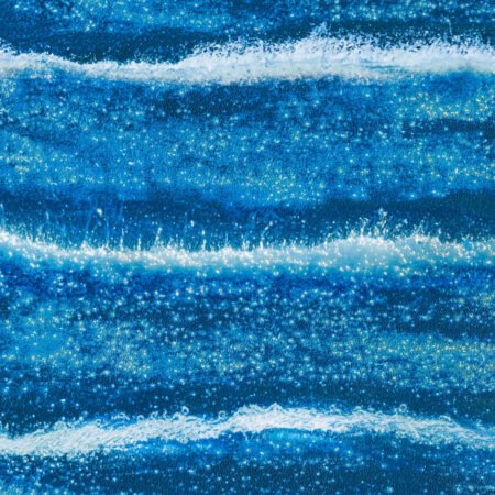 Ostsee - fotografika Poziome pasy w różnych odcieniach błękitu, które przywodzą na myśl kolejne fale nadciągające na brzeg.