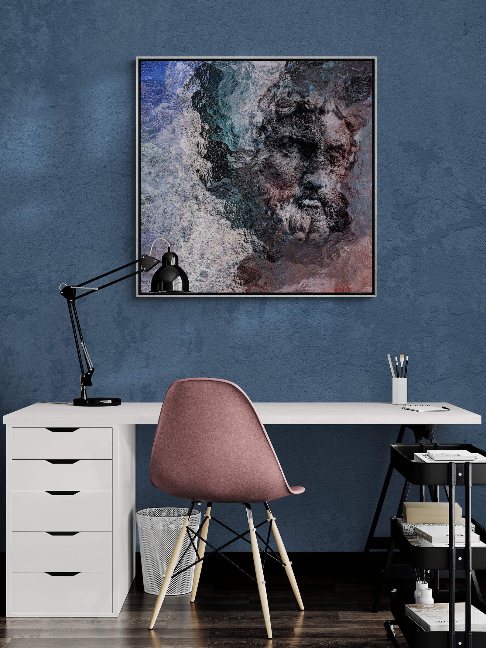 Posejdon by Ryszard Filipowicz mockup, obraz wiszący na ścianie nad biurkiem z szufladami i biurowa lampą.