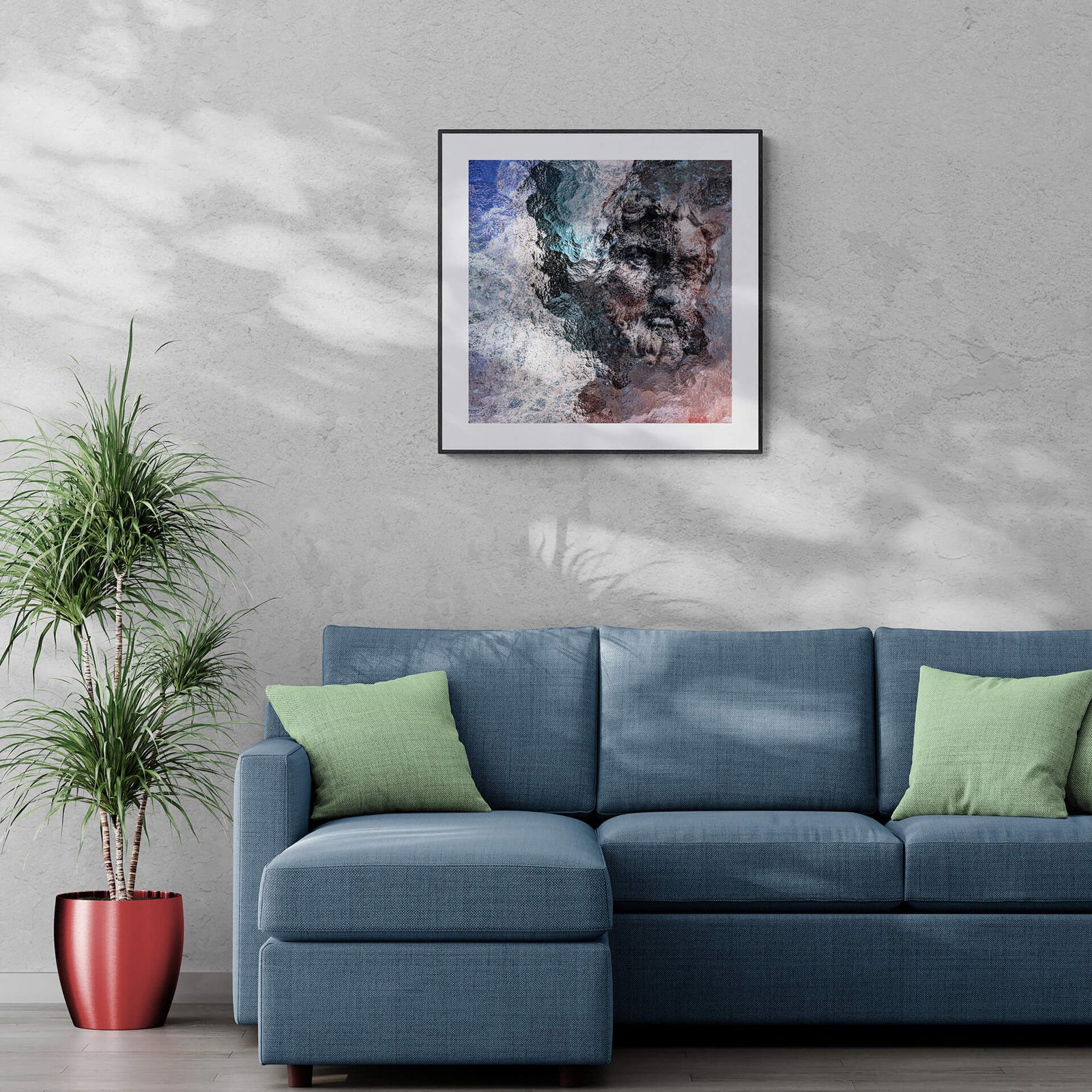Posejdon by Ryszard Filipowicz mockup, obraz wiszący na ścianie nad kanapą w kolorze ciemno niebieskim. Obok stoi bordowy wazon z palemką.