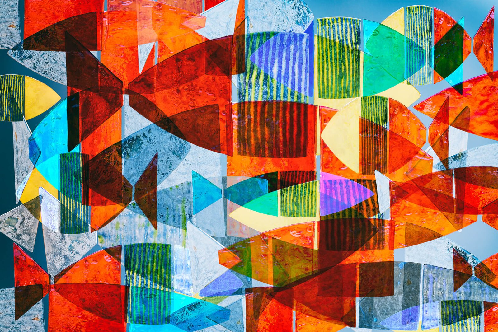 Szczeciński paprykarz - fotografika - Abstrakcyjna kompozycja pełna energii; fragmentaryczne, nakładające się na siebie formy luźno nawiązujące do kształtu ryb, intensywna czerwień i oranż mieszają się z chłodem błękitu i zieleni.