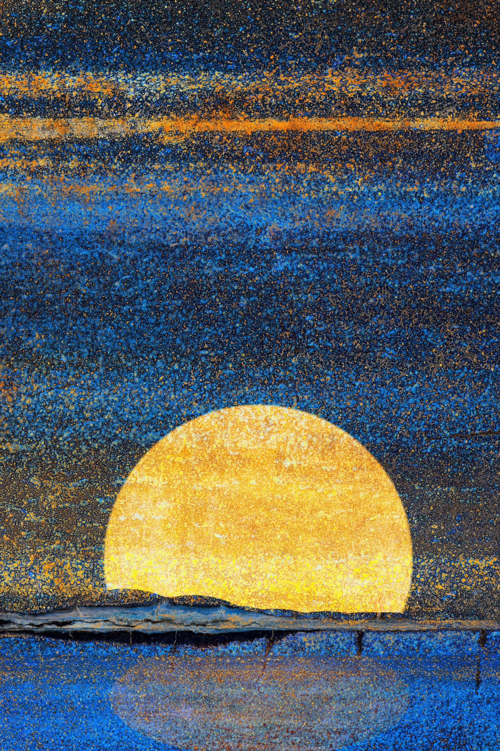 The moon - fotografika Widok na ogromny złoty księżyc wschodzący nad brzegiem jeziora.